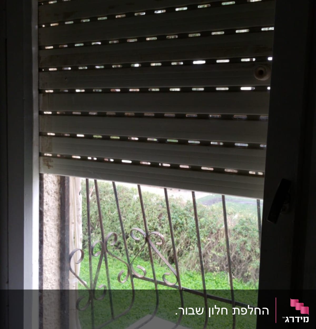 חלון זכוכית עם תריסים פתוחים חלקית